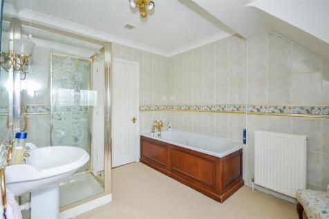 FAMILY BATHROOM/W.C.