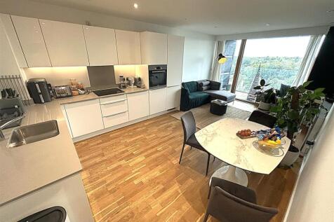 OPEN PLAN KITCHEN/SITTING/DINING ROOM