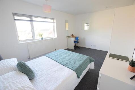 4-bed terraced on 27/28 - Blankney Crescent - Student House, £1,993/mo