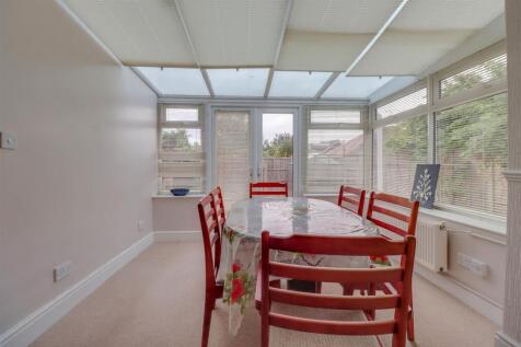 16 LONGFIELD CLOSE INSIDE-17.jpg