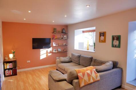 LIVING / DINING ROOM