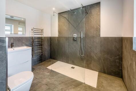 Master bedroom en...