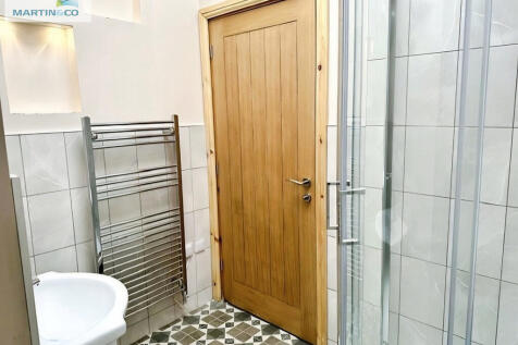 7750083b-BATHROOM...
