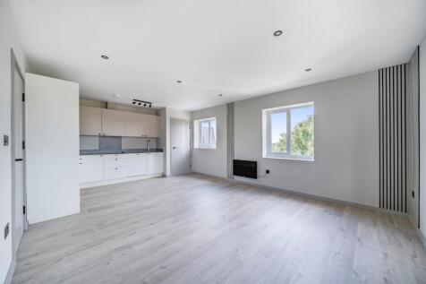 1-bed flat on Kingston Road, Staines-upon-Thames, Surrey, TW18, £1,350/mo