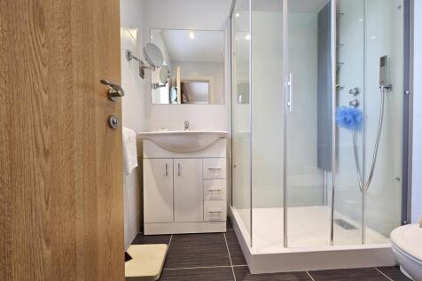 EN SUITE SHOWER ROOM/WC