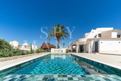 Heated swimming pool and terrace of a modern 4-bedroom detached villa for sale in Carvoeiro