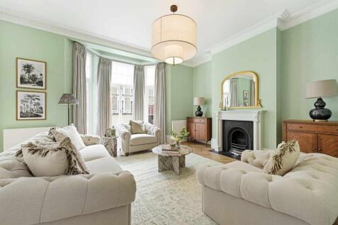 4-bed flat on 4 bedroom 2nd Floor Flat in St Georges Court, £14,733/mo