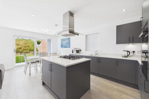 Open plan kitchen/dining/living: