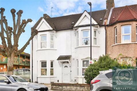 3-bed terraced on Woodlands Park Road, London, N15, £2,600/mo