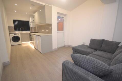 3-bed terraced on Foxhill Road, Reading, £2,175/mo