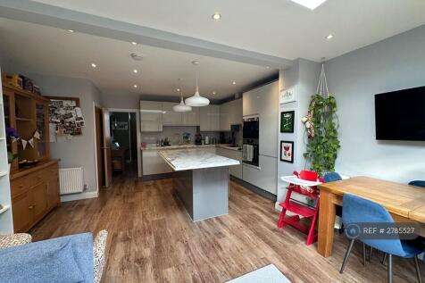 Kitchen / Living Area