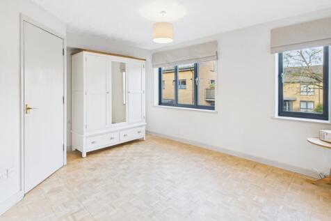 CAM02519G0-PR0372-STILL003