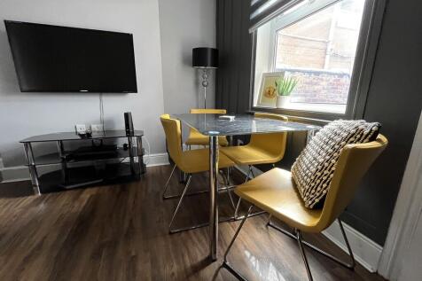 Kesteven St // 4 Bed // AUG 2026 photo 4