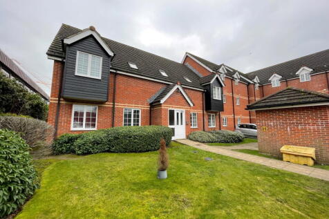 2-bed flat on Bartholomew Street, Newbury, RG14 5HF, £1,180/mo
