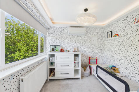 CAM02909G0-PR0400-STILL028