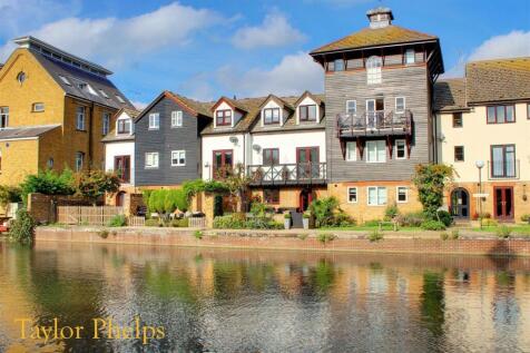 2-bed flat on Albany Mews, Ware - Riverside Duplex Apartment, £1,595/mo