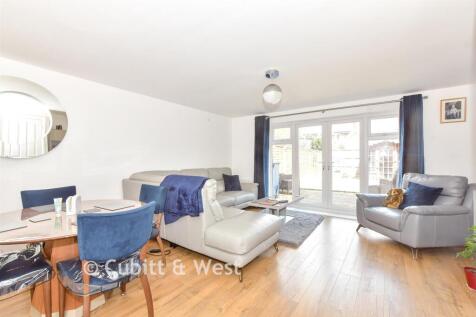 Lounge/Dining Area