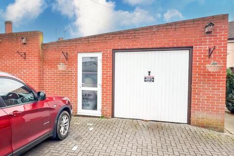 DOUBLE GARAGE/WORKSHOP