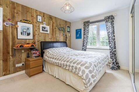 4 bed, 2 bath Detached in Leeds - Photo 13