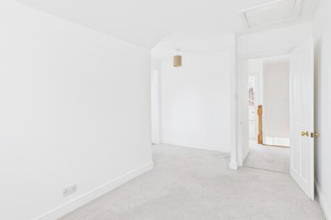 CAM02519G0-PR0348-STILL016