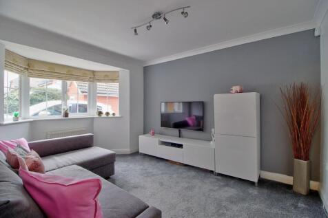 Large family room with bay window