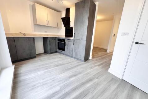 Studio flat on The Sloop, Commercial Road, BH14, £850/mo