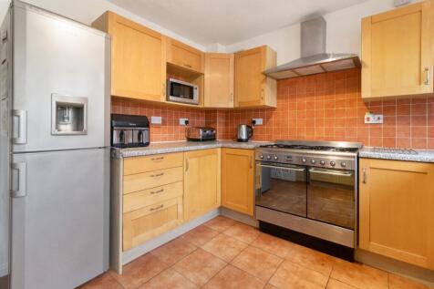 Available SEPT 2027 -  6 Rooms - Nuffield Close photo 4