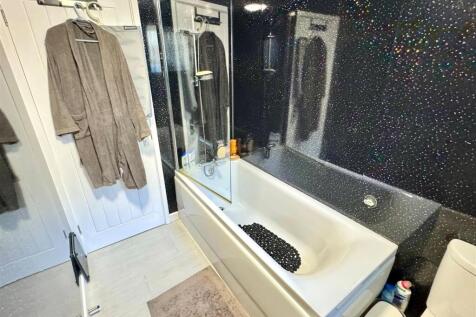 6 Blue Ocean Apartments Bathroom
