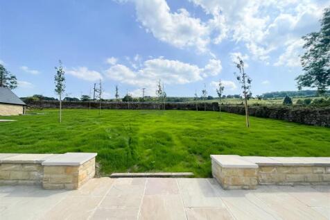 ATTRACTIVE COMMUNAL GARDEN &amp; SECURE PARKING
