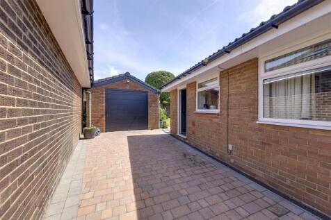 Side Parking &amp; Detached Garage