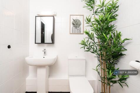 Stylish En Suite Bathroom