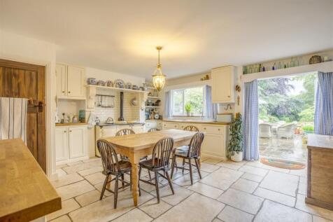 38 Wycombe Road, HP15 6RY-14.jpg