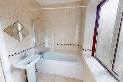 Three bedroom flat to rent in Norbury photo 3