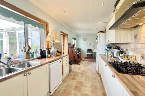 L-Shaped Kitchen/Diner