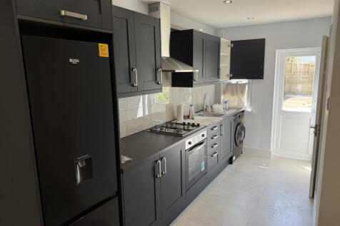 4 bed terraced house to rent High Road, London NW