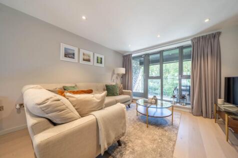 OPEN PLAN LIVING AREA