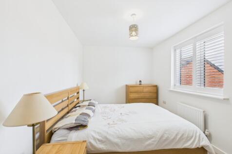 CAM04201G0-PR0108-STILL018