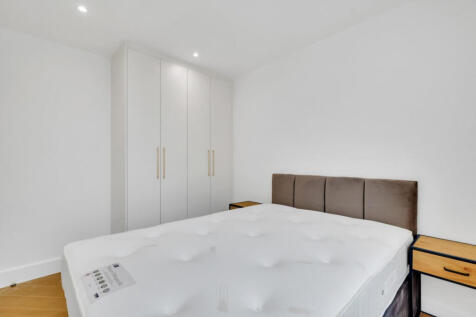 Pitt Crescent, London, SW19 photo 5