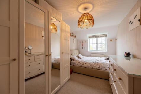 Flat 14 88 90 Hambledon -Road 25 5.jpg