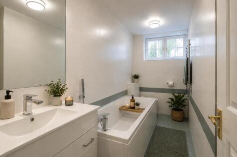 staged_bathroom_no_picture.jpeg