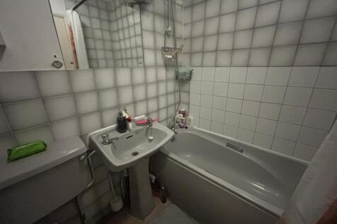 30a St Judes Road Englefield Green Egham Surrey photo 4