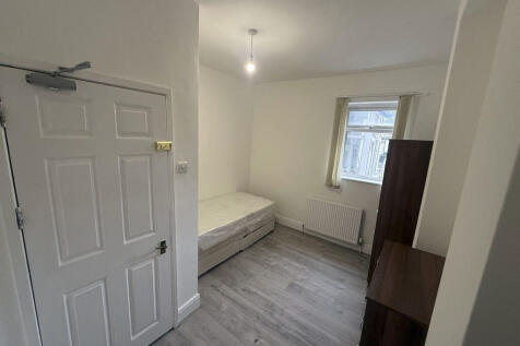 5 Bedroom House in NN5 7AG