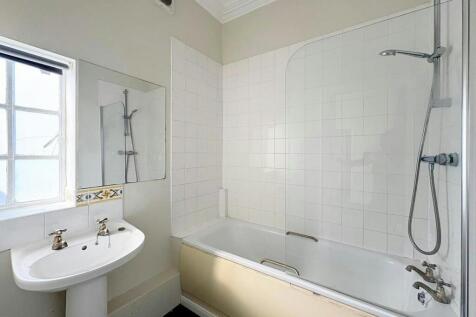 Flat 2, Bathroom.jpeg