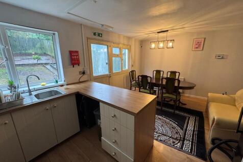 2 Rooms Available on Grange Rise, Kings Norton, Birmingham, B38 9SA photo 4