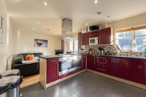 KITCHEN/LIVING ROOM