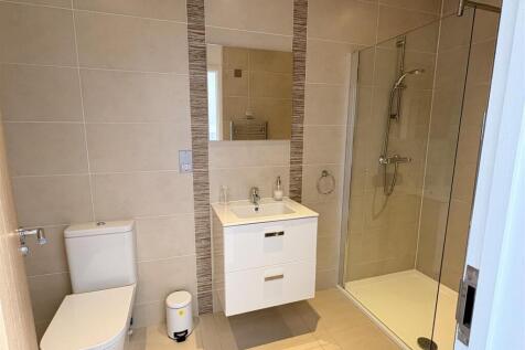 Bedroom 1 ensuite.jpeg