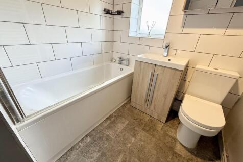 Spinney Crescent, LU6 1AS photo 3