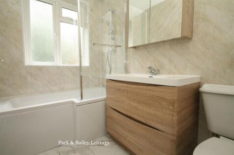 2 bedroom Top Floor Maisonette in Caterham Valley photo 3