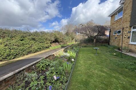 FRONT GARDEN ABUTTING WALKWAY
