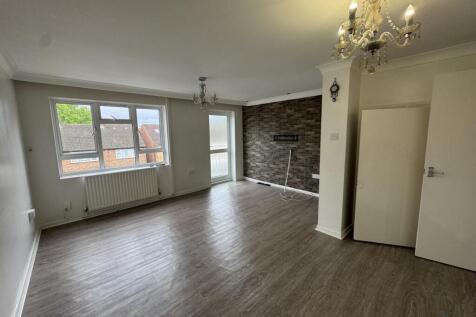 Large 2 Bedroom Maisonette